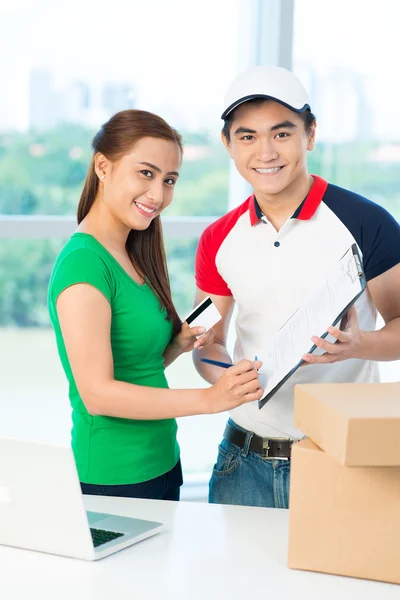 Vrouw betaalt met kaart voor levering — Stockfoto