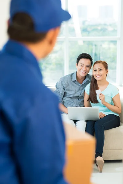 Pareja recibiendo una compra — Foto de Stock