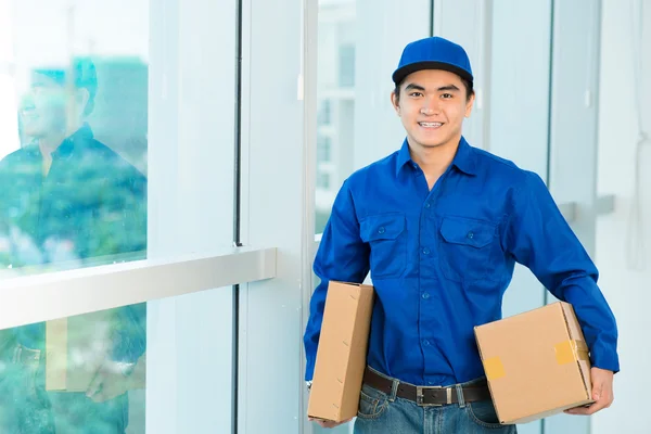 Vietnamese delivery man — Stock Photo, Image