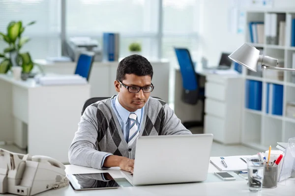 Uomo d'affari che lavora su laptop — Foto Stock