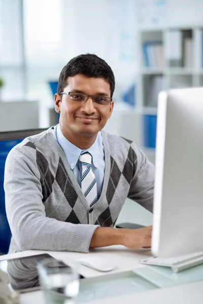 Hombre trabajando en la computadora — Foto de Stock