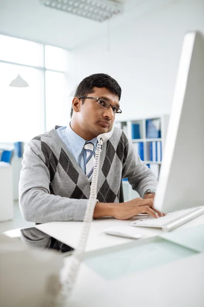 Manager calling on the telephone — Stock Photo, Image