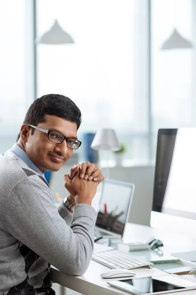 Smiling office worker — Stock Photo, Image