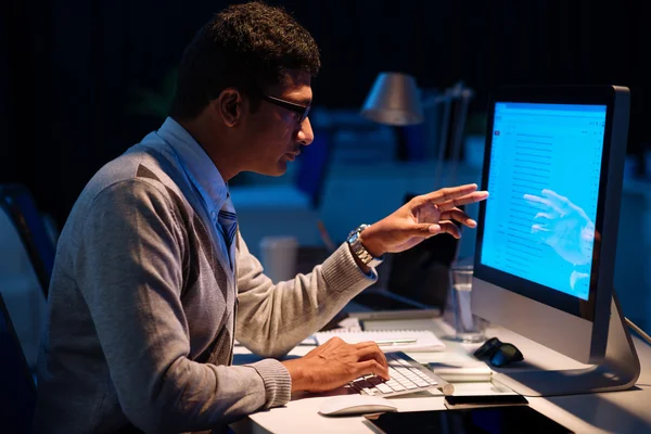 Zakenman analyseren van informatie van zijn computer — Stockfoto