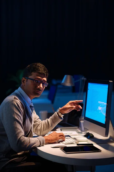 Hombre de negocios apuntando a la pantalla — Foto de Stock