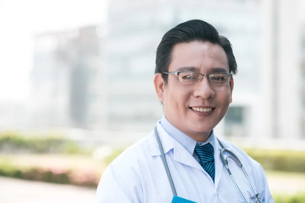 Médico vietnamita de meia-idade — Fotografia de Stock