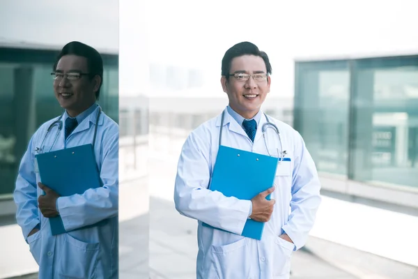 Médico vietnamita alegre — Fotografia de Stock
