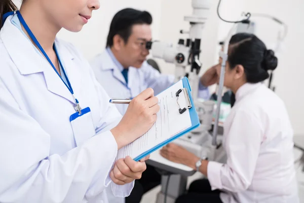 Asistente de llenado de historial médico — Foto de Stock