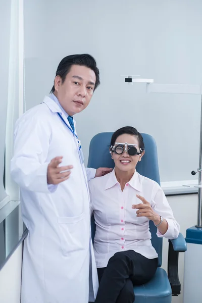 Läkare kontrollerar syn — Stockfoto