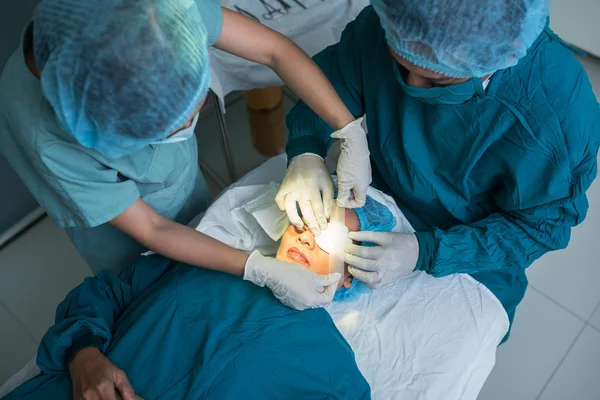 Die betrekking hebben op oog van patiënt — Stockfoto