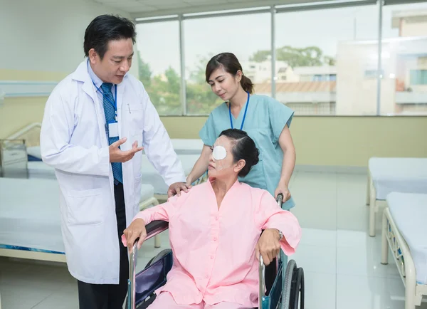 Médico falando com paciente — Fotografia de Stock