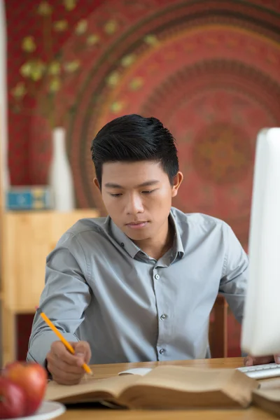 Man schrijven zijn ideeën — Stockfoto