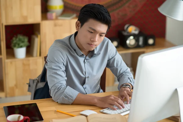 学生在做作业 — 图库照片