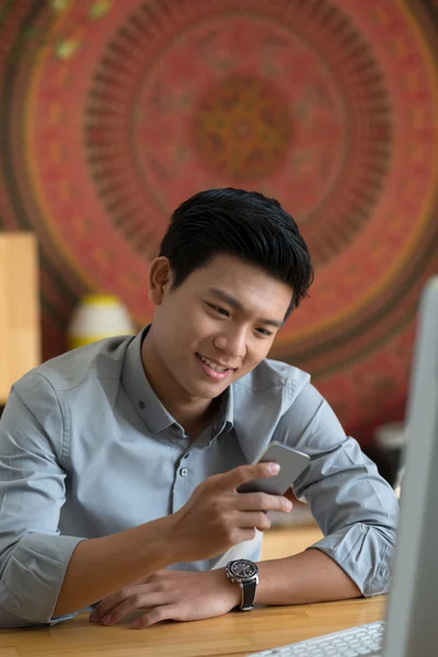 Man reading message — Stock Photo, Image