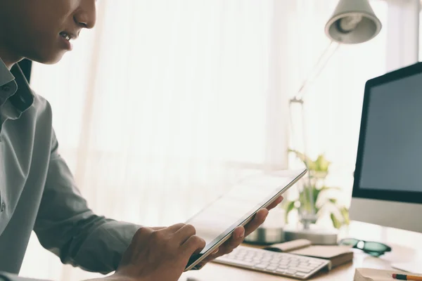 Man met tabletcomputer — Stockfoto