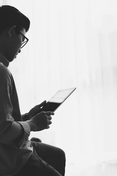 Man with tablet computer — Stock Photo, Image