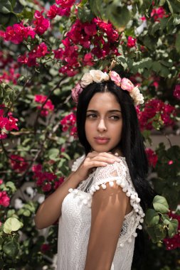 çiçek çelenk uzakta görünümlü kadın
