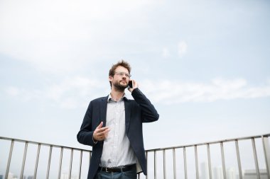 İş adamı telefonda konuşuyor.