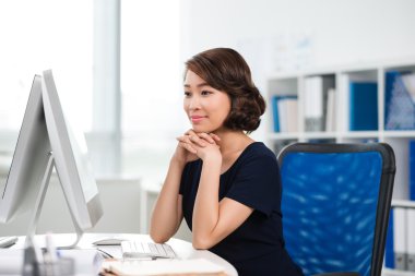 bilgisayar ekranına bakarak ofis çalışanı