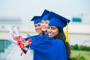 satırda diploma ile ayakta öğrenciler