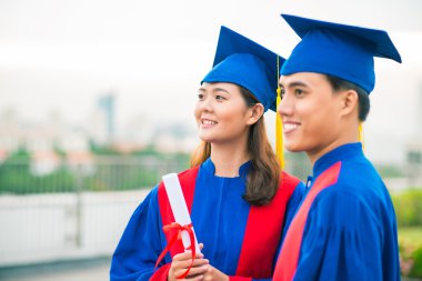 Diploma tutan önlük ve mezunları