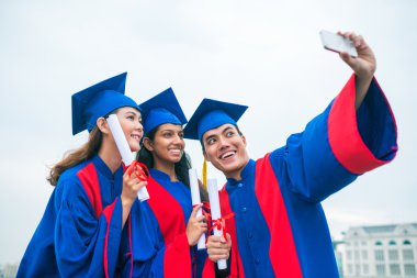 mezuniyet gününde selfie alan öğrenciler