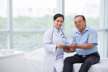 Doktor ve hasta touchpad kullanarak