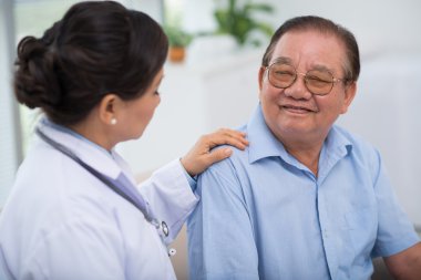 Kadın doktor güven verici hasta