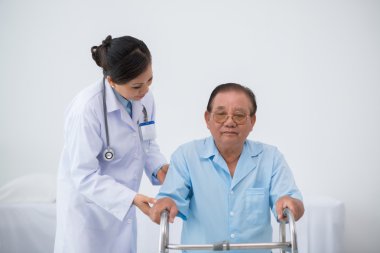 Doktor hastasını walker ile destekleme