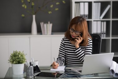 Meşgul kadın istemciye söz