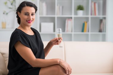 Şampanya içen kadın