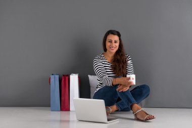 İnternetten alışveriş yapan kadın