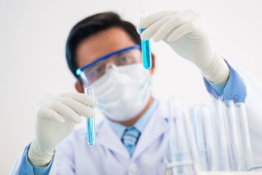 test tüpleri bilim adamının elinde