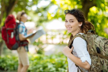 sırt çantası ile güzel kadın turist