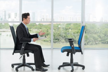 Bir boş ofis koltuğu görüşme işveren