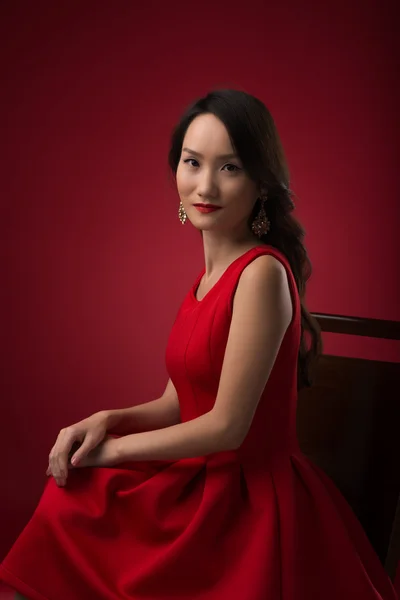 Asiatin im roten Kleid — Stockfoto
