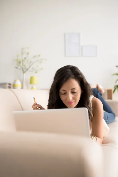 Žena pracující s laptopem — Stock fotografie