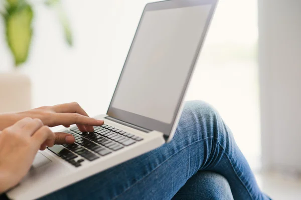 Kadın ayakları üstünde laptop — Stok fotoğraf