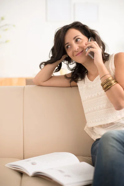 Vrouw aan de telefoon — Stockfoto