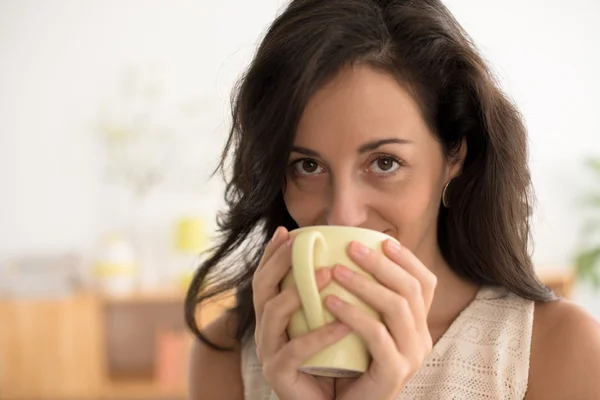 Vrouw die thee drinkt — Stockfoto