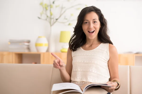 Frau mit Buch überrascht — Stockfoto