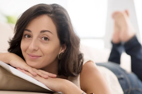 Vrouw liggend op de Bank — Stockfoto