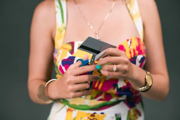 Hands cutting  her credit card — Stock Photo, Image