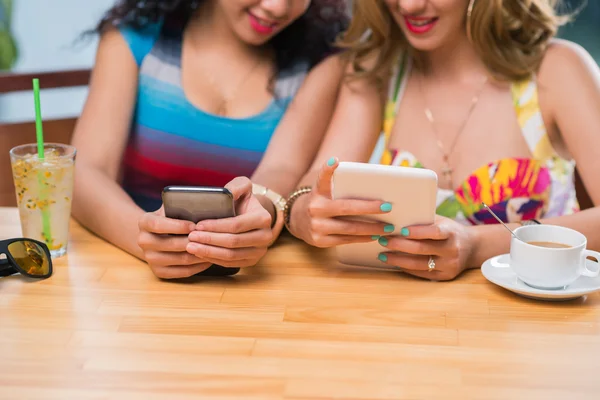 Mujeres que utilizan tecnologías modernas en la cafetería —  Fotos de Stock