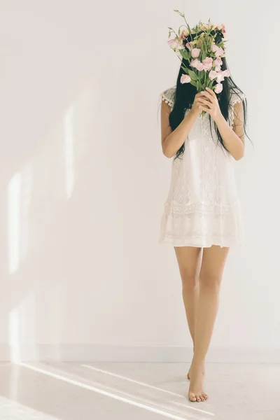 Woman  hidden behind flowers — Stock Photo, Image