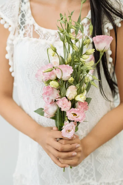 Frauenhände mit Blumenstrauß — Stockfoto