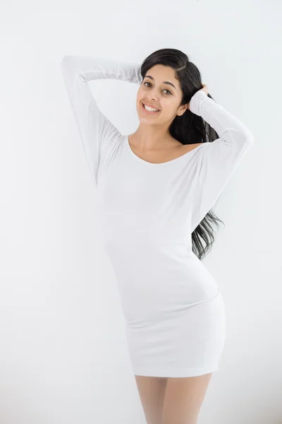 Mujer en pequeño vestido blanco — Foto de Stock