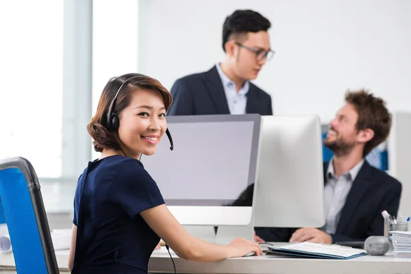 Zakenvrouw werkt op computer — Stockfoto