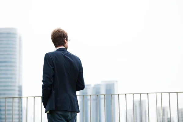 Homme d'affaires debout sur le balcon — Photo