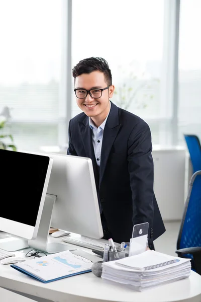 Trabalhador de escritório em pé no seu local de trabalho — Fotografia de Stock